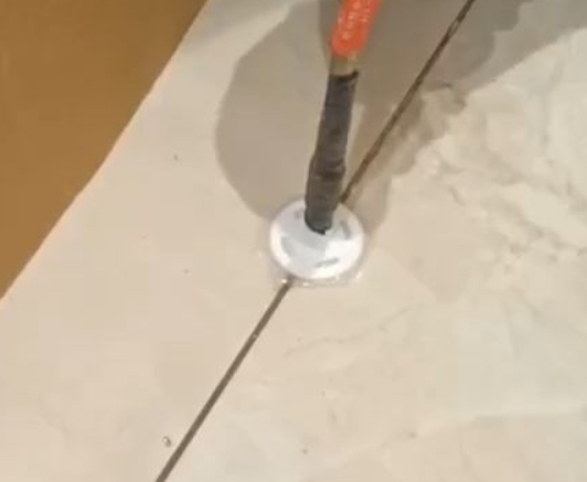 汉中瓷砖空鼓维修公司专业解答瓷砖在铺贴过程中，如果没有涂抹均匀到位的粘结材料（如水泥砂浆或瓷砖胶），可能会导致以下问题